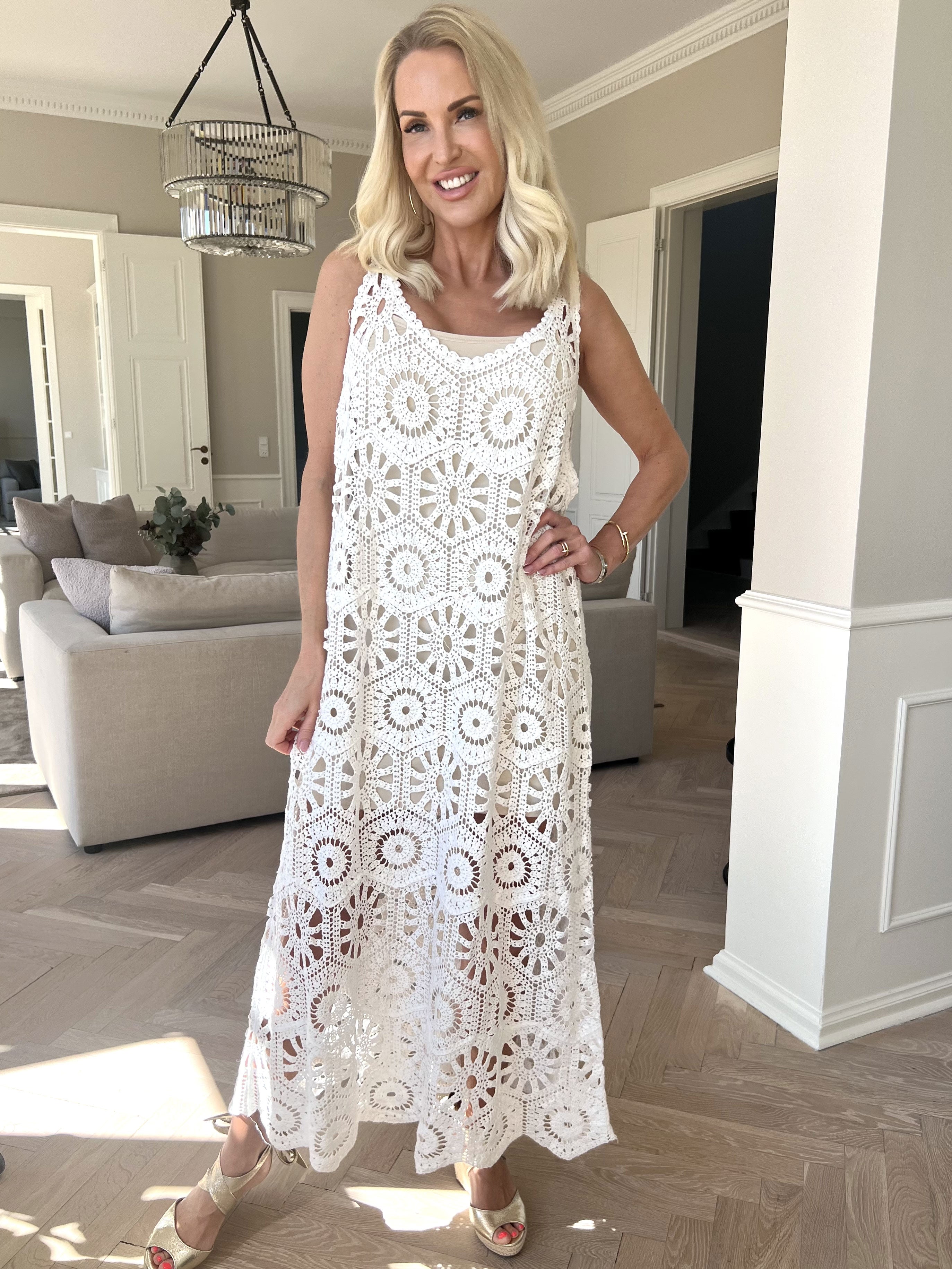 Lea - Lång klänning med virkade band i bomull